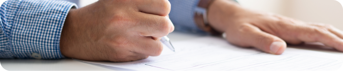 Persona firmando contrato de seguro empresarial para flotillas en CDMX y Querétaro