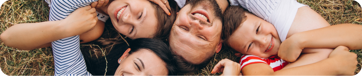 Familia completa sonriendo al aire libre, protegida por un seguro que cuida su bienestar en CDMX y Querétaro