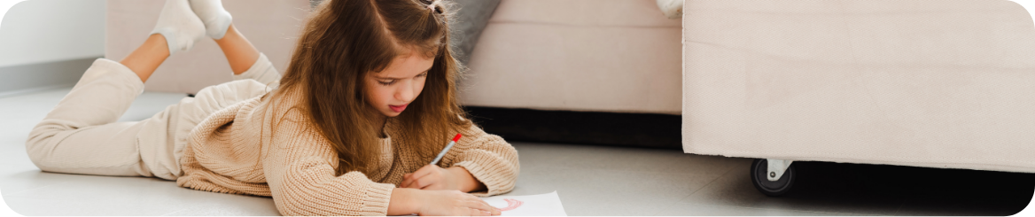 Niña dibujando tranquila en casa gracias al respaldo de un seguro familiar personalizado en CDMX y Querétaro