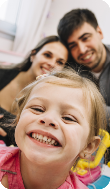 Familia feliz simboliza protección con seguros de vida personalizados en México, CDMX y Querétaro