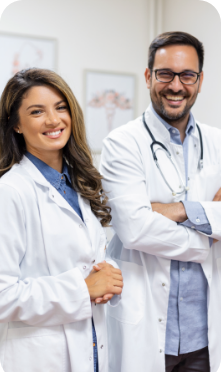 Doctores sonrientes representan cobertura en seguros de gastos médicos mayores en CDMX y Querétaro